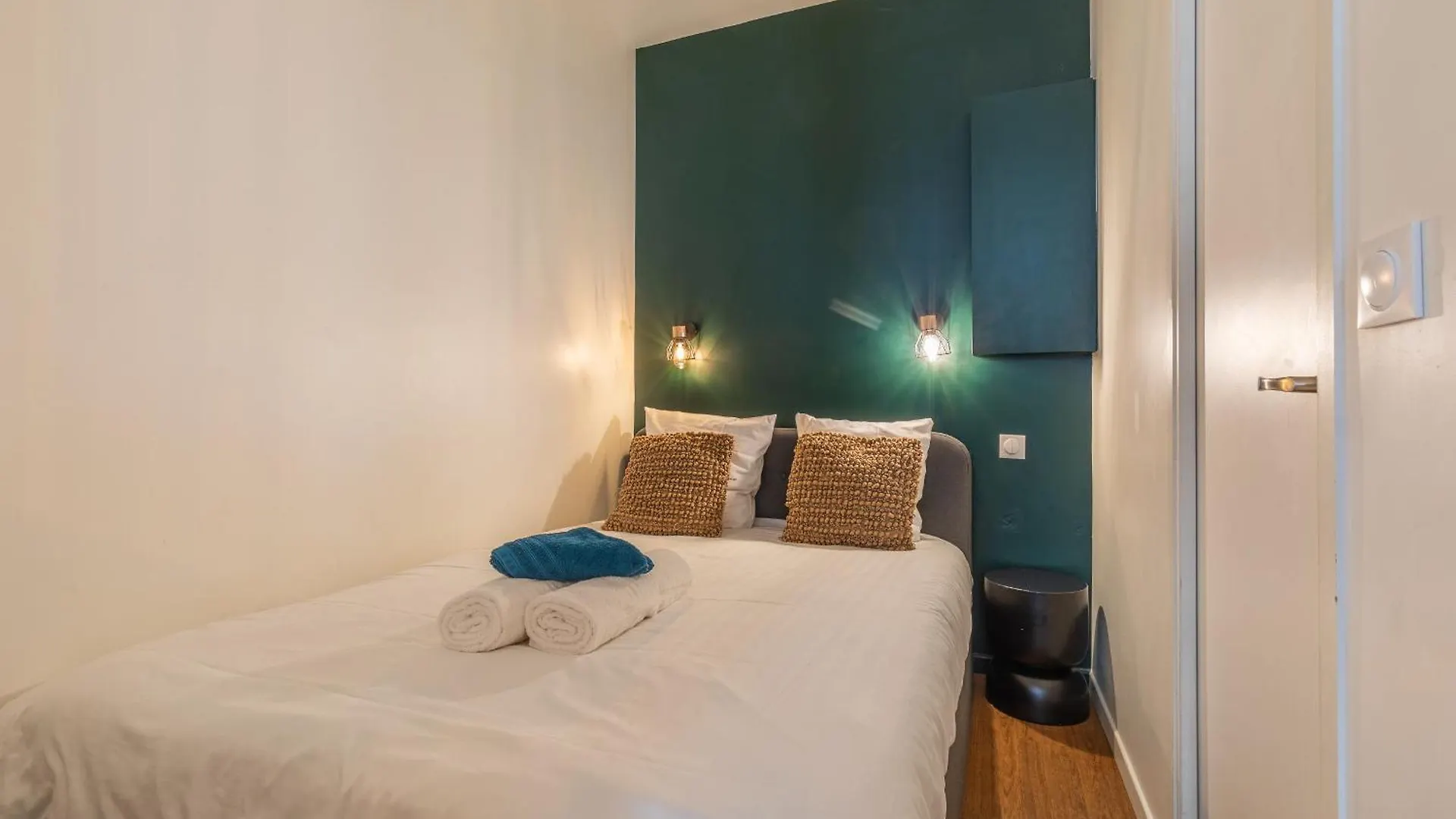 Ile Saint Louis, Notre Dame, 1 2 A 4p Apartment Paris